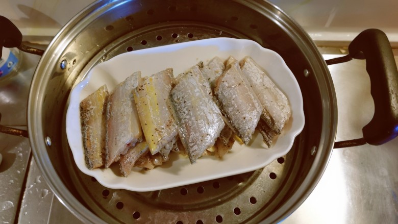 清蒸带鱼,码放好带鱼段,上锅蒸8分钟。