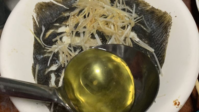 清蒸多宝鱼,最后浇上热油就完事了。滋滋作响爽极了!