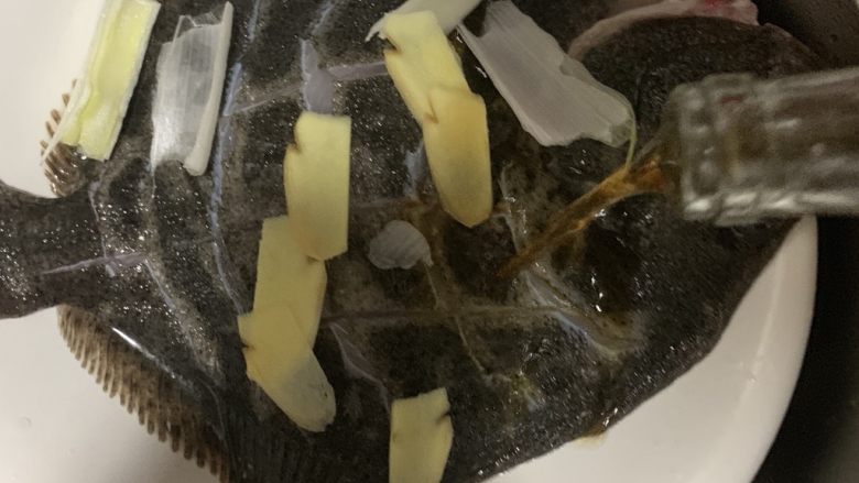 清蒸多宝鱼,倒入料酒,之前烧水的锅开了就可以放进去了。蒸10分钟。