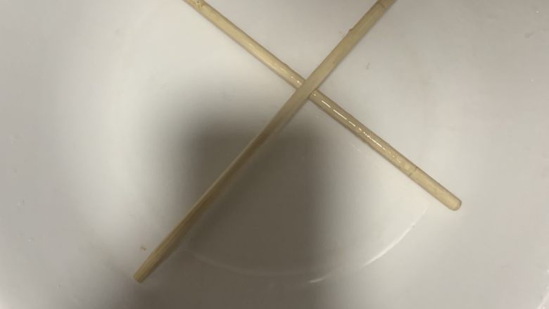清蒸多宝鱼,准备一个能放下鱼的盘子交叉放上筷子,这样可以避免底部不熟。