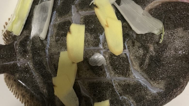 清蒸多宝鱼,放入葱片和姜片,这个等会要去掉的,可以不放。