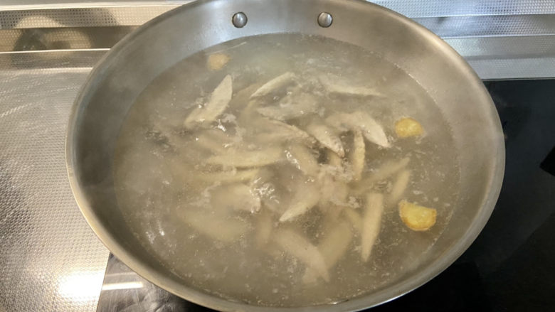 蒜香鸡翅尖➕元朗佳记蒜辣鸡翅尖,煮开后,中小火煮两分钟,煮出血末