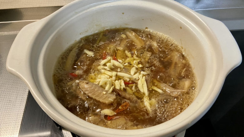 蒜香鸡翅尖➕元朗佳记蒜辣鸡翅尖,煮开后,中大火收汁,基本收到还有一小碗水即可,不需要完全收干
