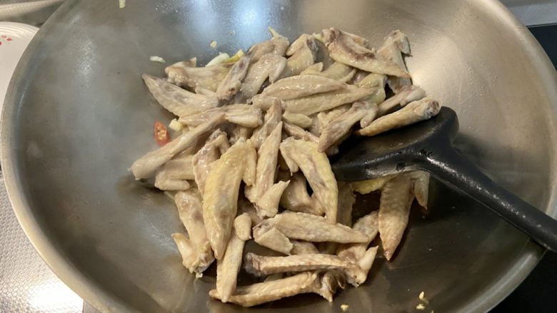 蒜香鸡翅尖➕元朗佳记蒜辣鸡翅尖,下鸡翅尖,翻炒均匀