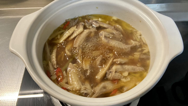 蒜香鸡翅尖➕元朗佳记蒜辣鸡翅尖,关火闷20分钟,既可以让鸡翅尖更入味,同时也让鸡翅尖更软糯