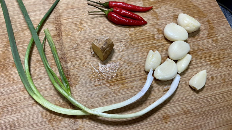 蒜香鸡翅尖➕元朗佳记蒜辣鸡翅尖,小葱择好洗净,蒜剥皮,小米辣洗净,姜搓洗干净