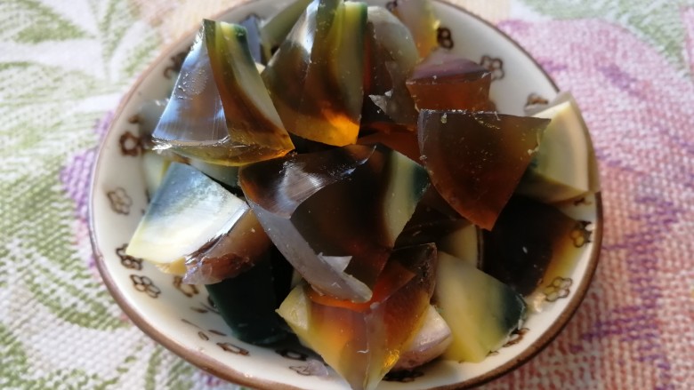 上汤菠菜,刀上蘸水,把松花蛋切小块儿。