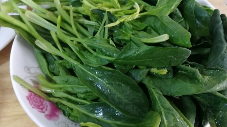 上汤菠菜,主料:<a style='color:red;display:inline-block;' href='/shicai/ 117'>菠菜</a>洗干净。