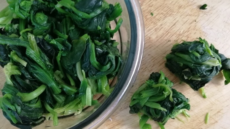 上汤菠菜,捞出过凉水,攥干水份,切两刀。
