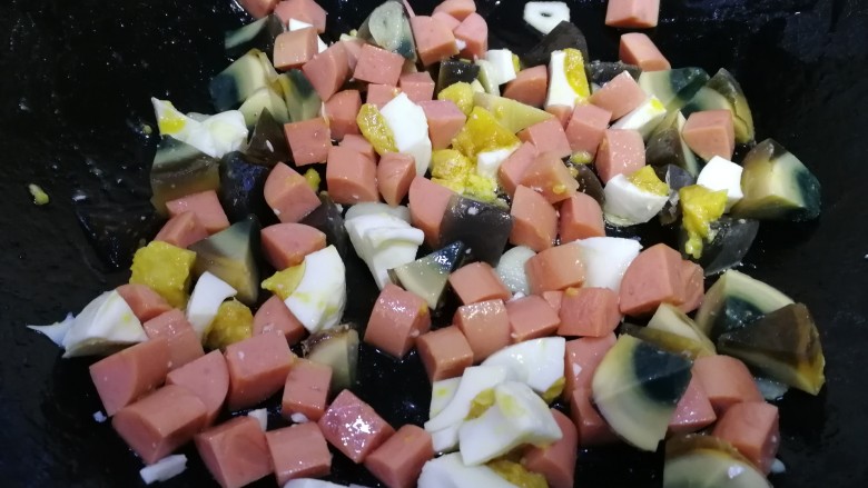 上汤菠菜,放入皮蛋,咸鸭蛋,火腿丁,文火翻炒均匀。