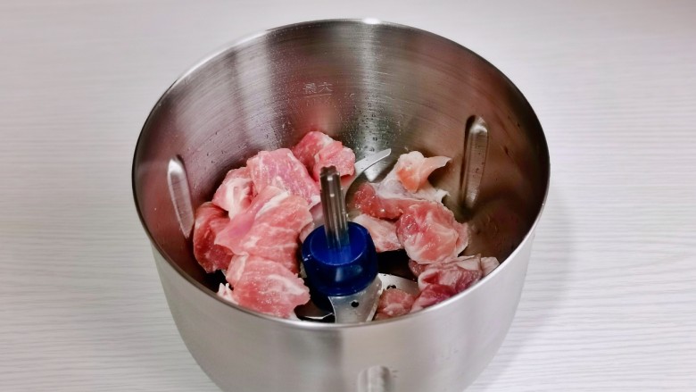 肉末鸡蛋羹,<a style='color:red;display:inline-block;' href='/shicai/ 11240'>梅花肉</a>洗净切小块,放入绞肉机中绞成肉糜。