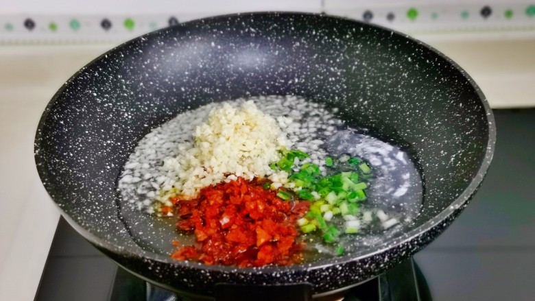 肉末鸡蛋羹,利用这时间炒肉糜,起油锅加入<a style='color:red;display:inline-block;' href='/shicai/ 87785'>辣椒碎</a>,葱花蒜末炒香。