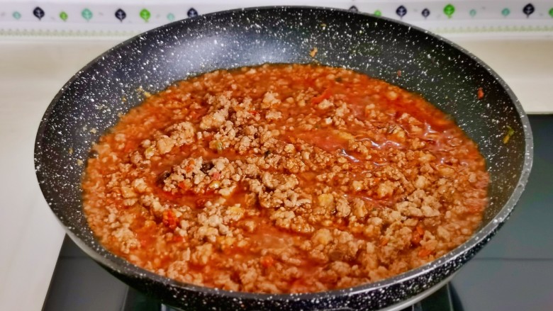 肉末鸡蛋羹,再加入拌好的肉糜小火炒散,加入半小碗纯净水将肉糜烧熟。