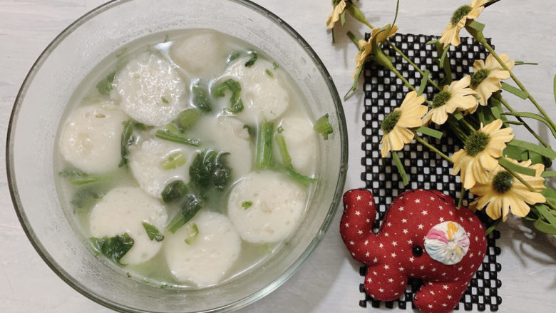 茼蒿鱼丸汤,茼蒿鱼丸汤就做好啦~