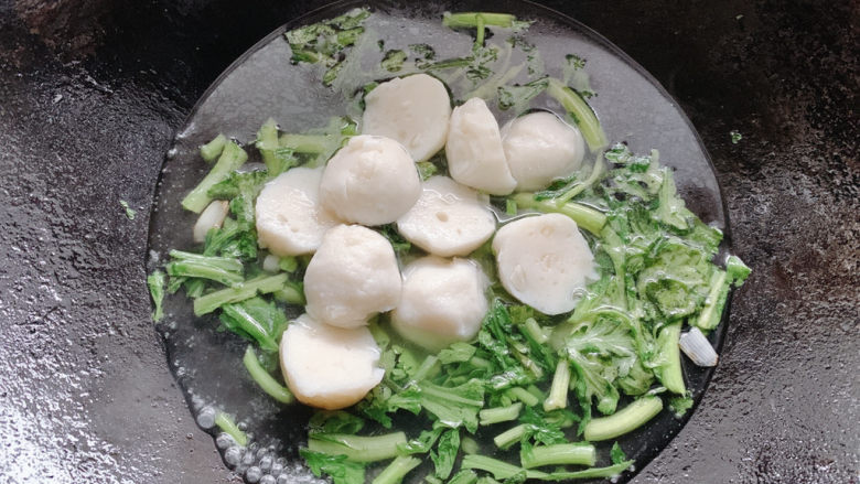 茼蒿鱼丸汤,然后加入茼蒿菜叶汤中