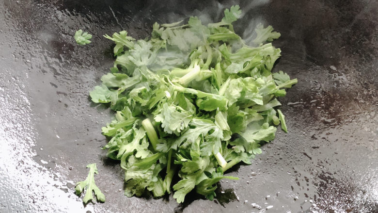 茼蒿鱼丸汤,加入茼蒿,翻炒均匀