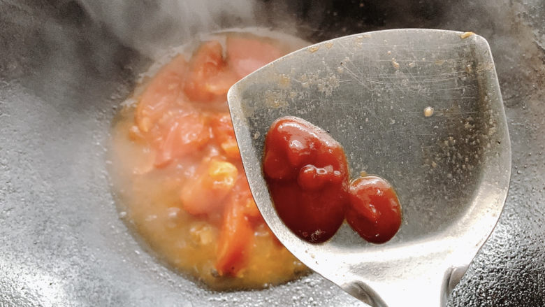 茄汁带鱼,一勺<a style='color:red;display:inline-block;' href='/shicai/ 699'>番茄酱</a>和适量米醋,翻炒均匀
