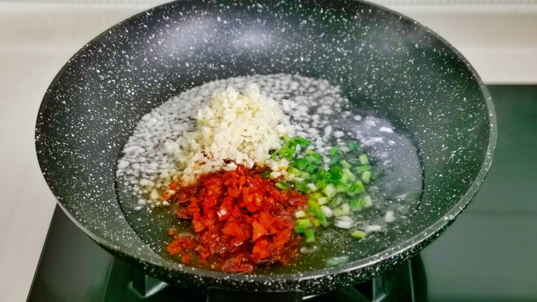 肉末粉丝煲,起油锅,加入蒜末葱花<a style='color:red;display:inline-block;' href='/shicai/ 761'>辣椒粉</a>煸炒。
