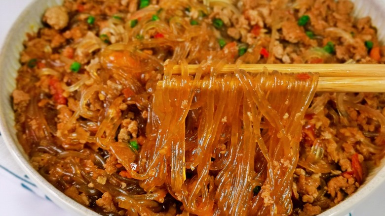 肉末粉丝煲,我要开动喽~好吃到转圈圈。