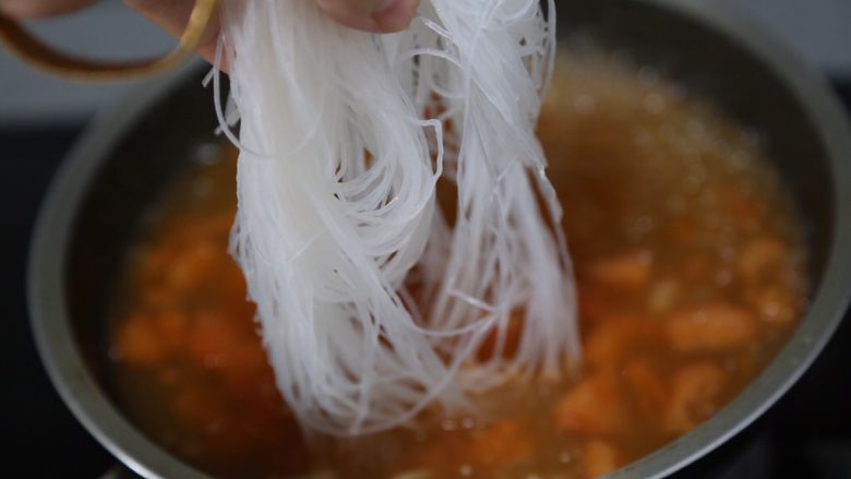 牛肉粉丝汤,接着放入粉丝继续煮