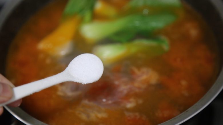 牛肉粉丝汤,再调入适量盐,拌匀后关火