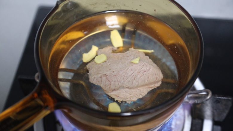 牛肉粉丝汤,再放入姜片,大火烧开后转小火煮约1小时