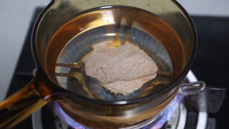 牛肉粉丝汤,将焯水后的牛肉放入锅中,注入足量水
