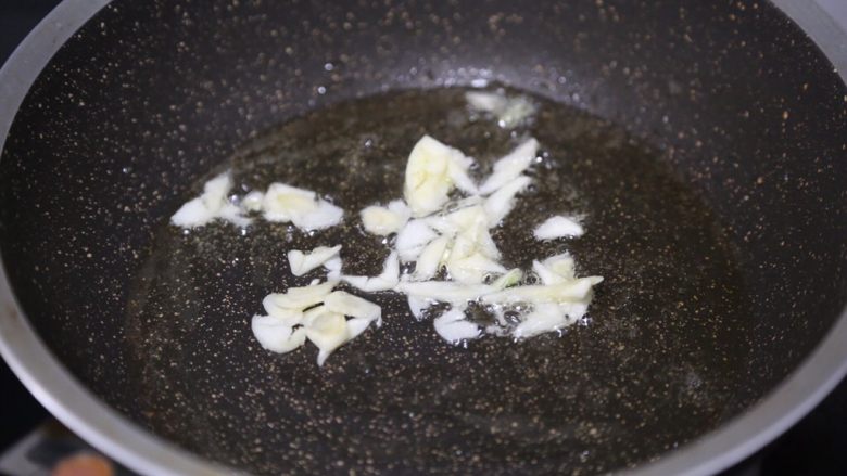 牛肉粉丝汤,锅里烧热油,下蒜末爆香