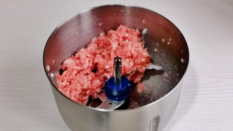 肉末粉丝煲,<a style='color:red;display:inline-block;' href='/shicai/ 11240'>梅花肉</a>洗净放入绞肉机中,启动绞成肉末。