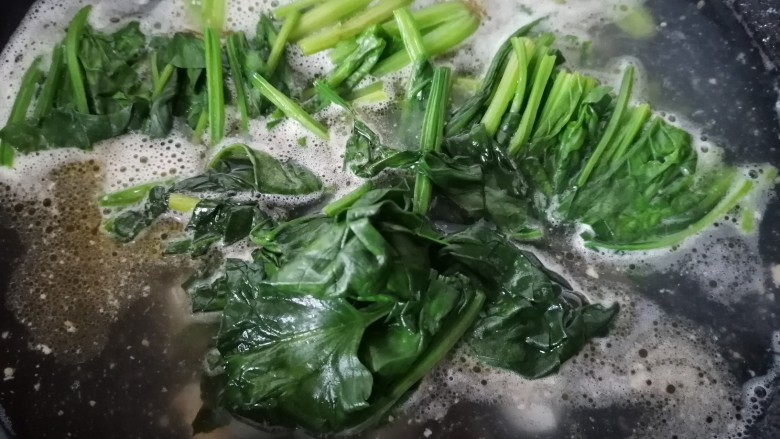 上汤菠菜,水开后放入菠菜