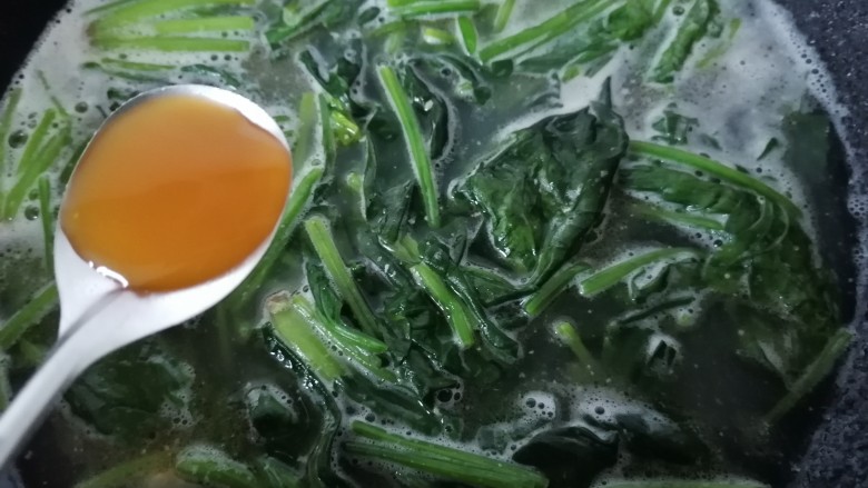 上汤菠菜,加入一勺太太乐鸡汁鲜提鲜