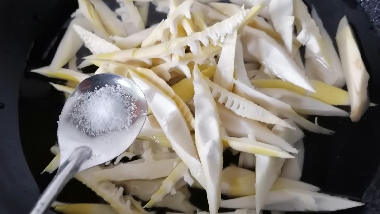 油焖春笋,加入一勺盐去除笋的涩味