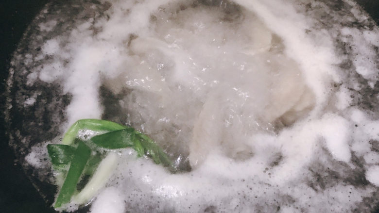麻辣翅尖,煮至水沸,可以看到煮出来的浮末