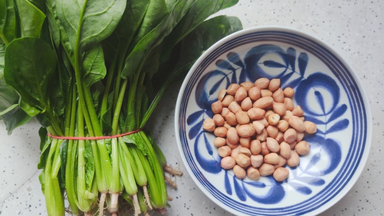 菠菜花生米,首先我们准备好所有食材