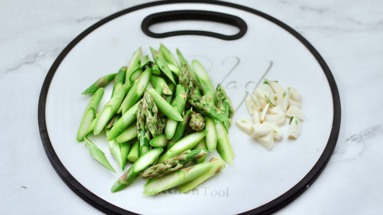 芦笋香干青口小炒,把<a style='color:red;display:inline-block;' href='/shicai/ 122'>芦笋</a>洗净,用刀削去根部的老皮,用刀斜切,大蒜切薄片。