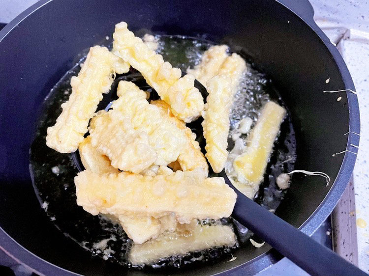 椒盐杏鲍菇,炸至淡黄色捞出控油