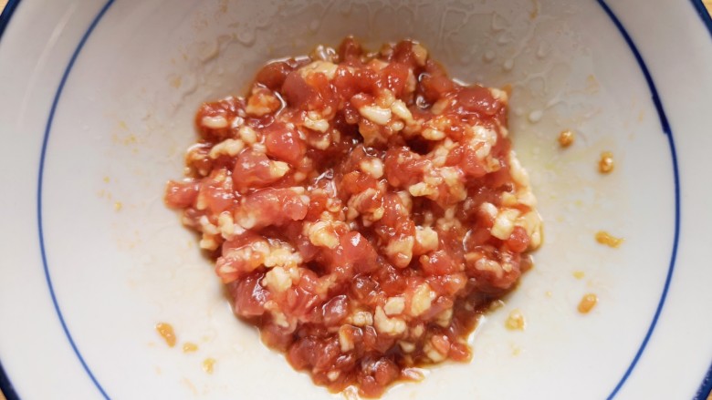 肉末鸡蛋羹,放入小碗里，加入半勺<a style='color:red;display:inline-block;' href='/shicai/ 718'>料酒</a>，一勺原汁酱油和少许食用油搅拌均匀，腌制10分钟左右。