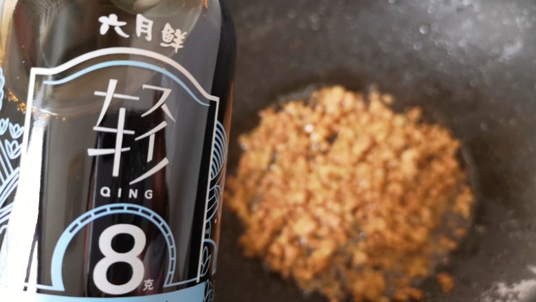 肉末鸡蛋羹,加入3勺原汁酱油。