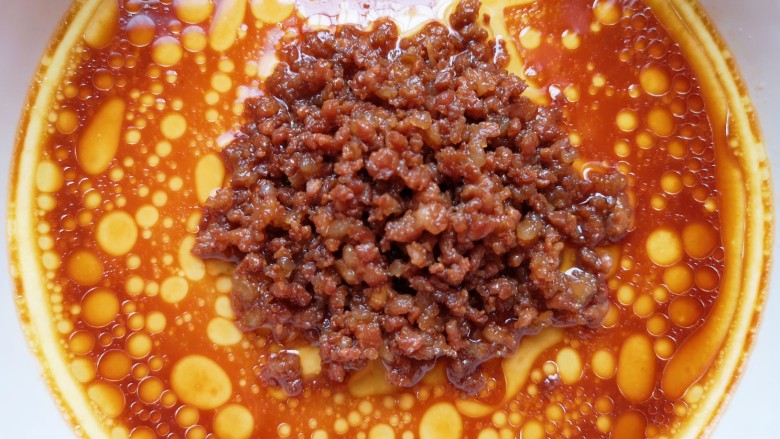 肉末鸡蛋羹,将炒好的肉末带汤汁一起浇在鸡蛋羹上面。