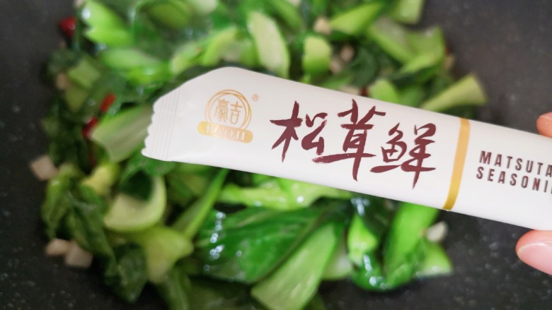 清炒油菜,放松茸鲜提味。