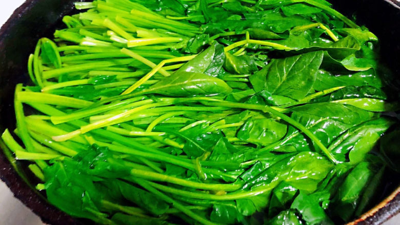 上汤菠菜,锅中烧开水放入菠菜同时放入一点点油和盐焯水,菠菜刚刚变色即可焯水时间不宜过长
