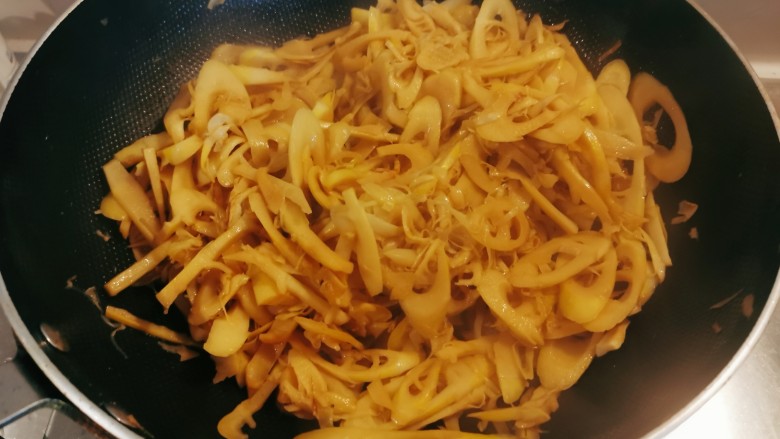 清炒春笋,翻炒均匀入味,关火出锅。