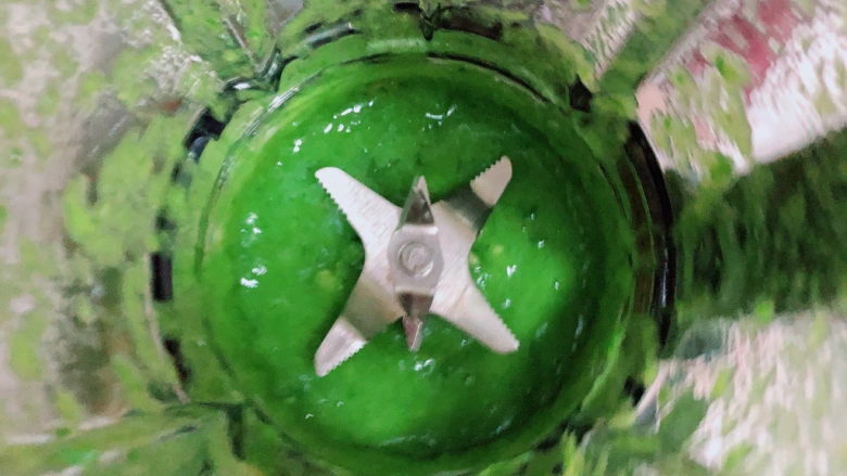 茼蒿鱼丸汤,葱姜放入破壁机中,倒入少许水,搅打成泥。