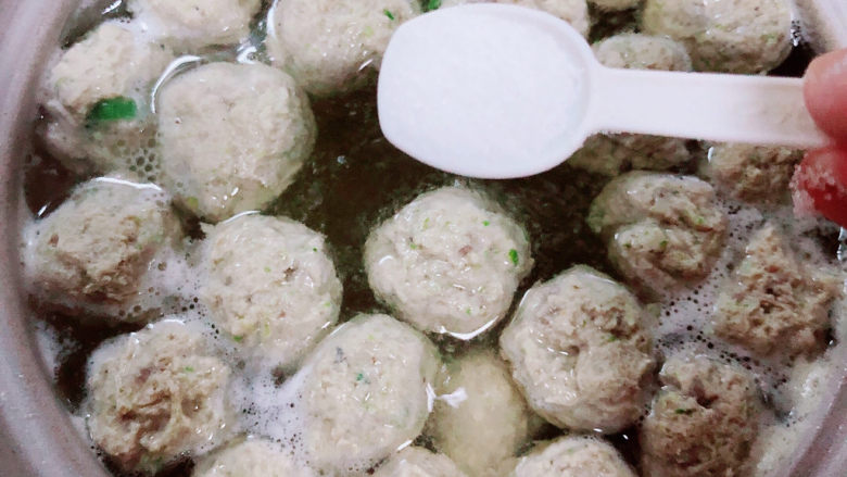茼蒿鱼丸汤,加入盐、生抽,鱼丸逐渐飘起来了。