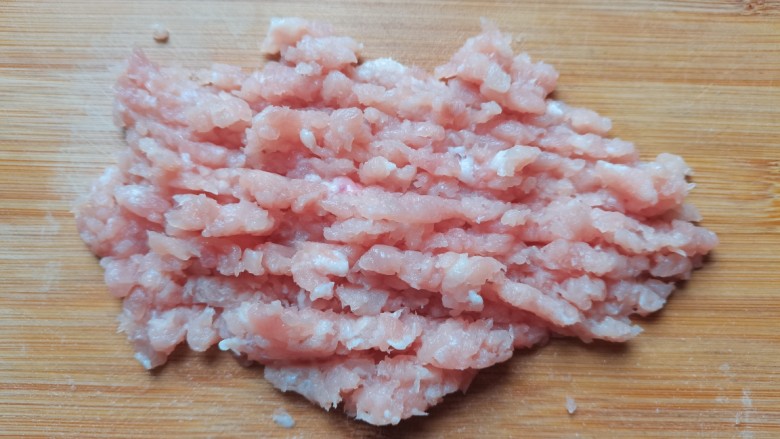 肉末鸡蛋羹,肉洗净剁成肉末