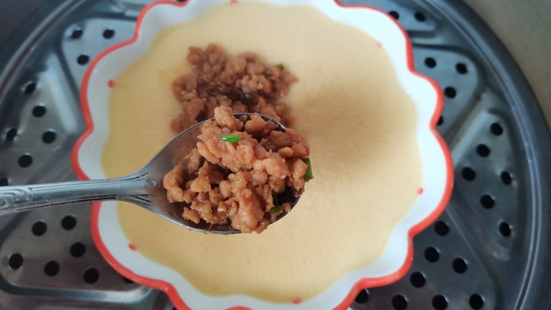 肉末鸡蛋羹,蒸好的蛋羹铺上肉末,继续蒸两分钟