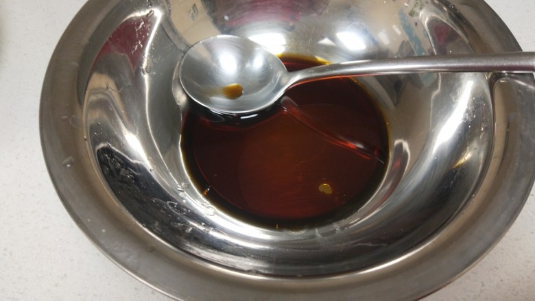 肉末鸡蛋羹,加入<a style='color:red;display:inline-block;' href='/shicai/ 788'>生抽</a>,香油。
