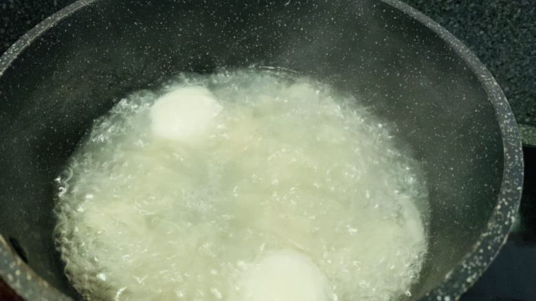 茼蒿鱼丸汤,转中小火,煮10分钟