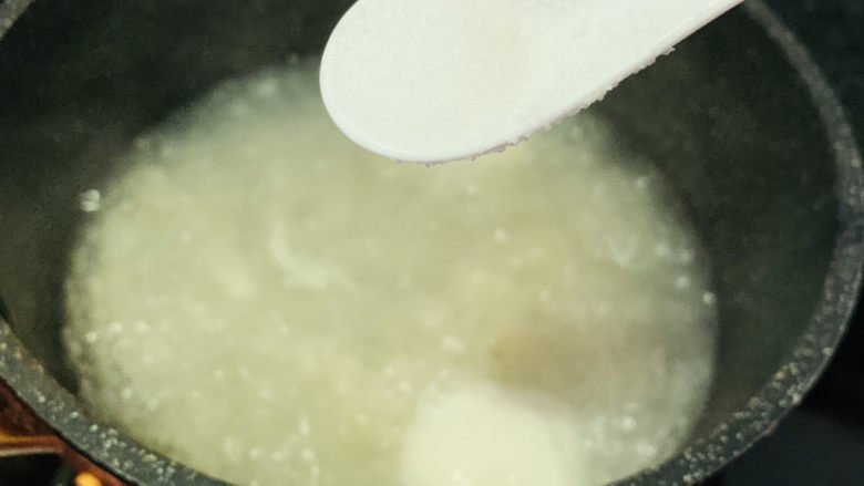 茼蒿鱼丸汤,加1小勺盐,搅拌均匀调料