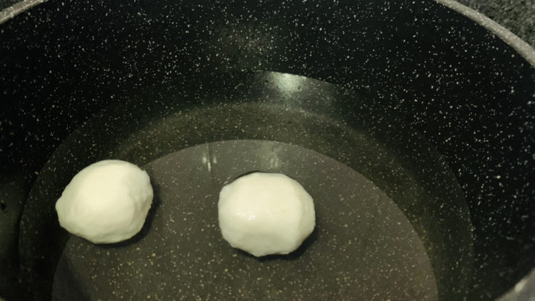 茼蒿鱼丸汤,再起锅,直接加清水,加鱼丸